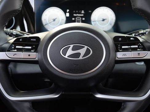 Certified 2025 Hyundai Elantra Limited FWD image 13