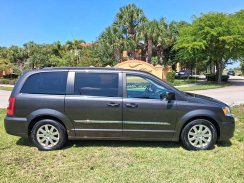 Used 2015 Chrysler Town & Country Touring FWD image 5