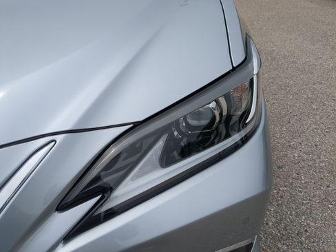 New 2025 Lexus ES 300h w/ Premium Package image 9