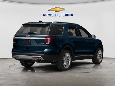 Used 2017 Ford Explorer XLT w/ Equipment Group 202A FWD image 2