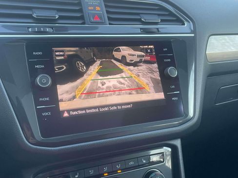 Used 2018 Volkswagen Tiguan SE w/ Panoramic Sunroof Package image 29