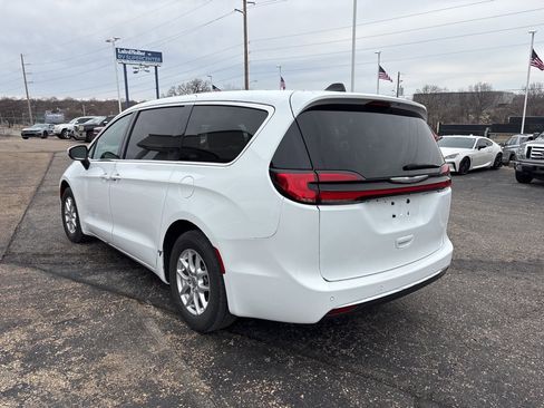 Used 2023 Chrysler Pacifica Touring-L image 5