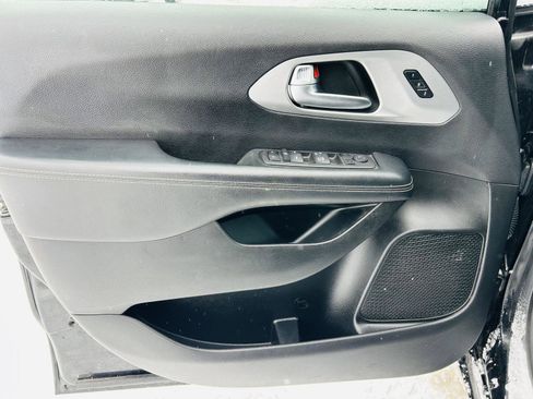 Used 2023 Chrysler Pacifica Touring-L w/ S Appearance Package image 12