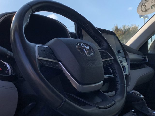 Used 2023 Toyota Highlander XLE FWD image 19