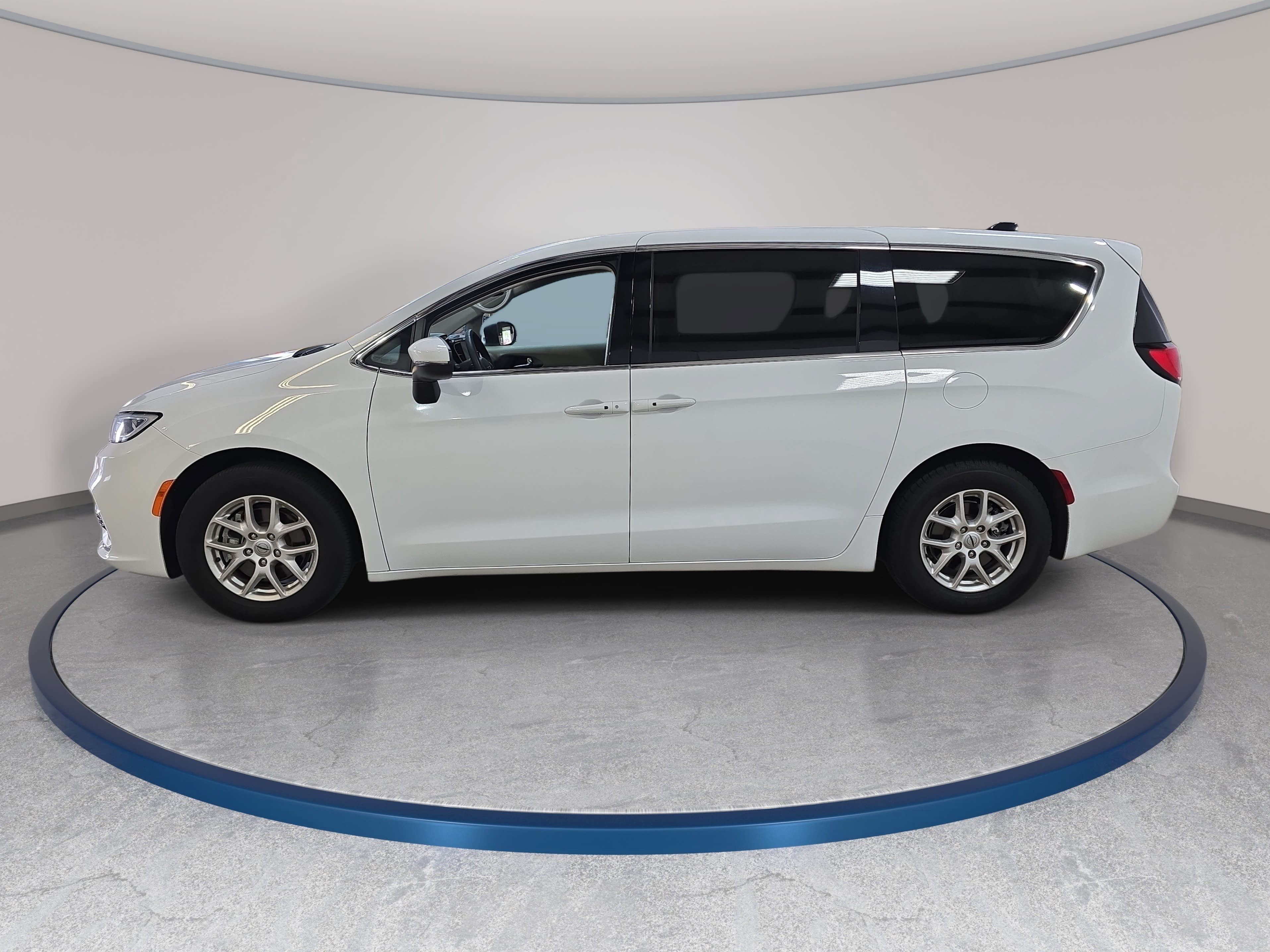 Used 2023 Chrysler Pacifica Touring-L FWD image 9