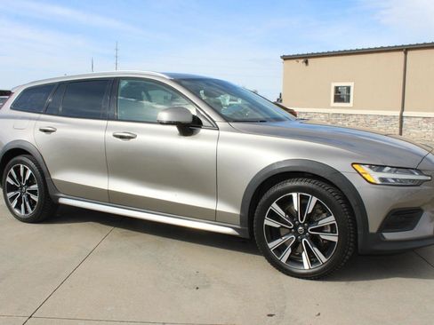 Used 2020 Volvo V60 T5 Cross Country AWD/4WD image 32