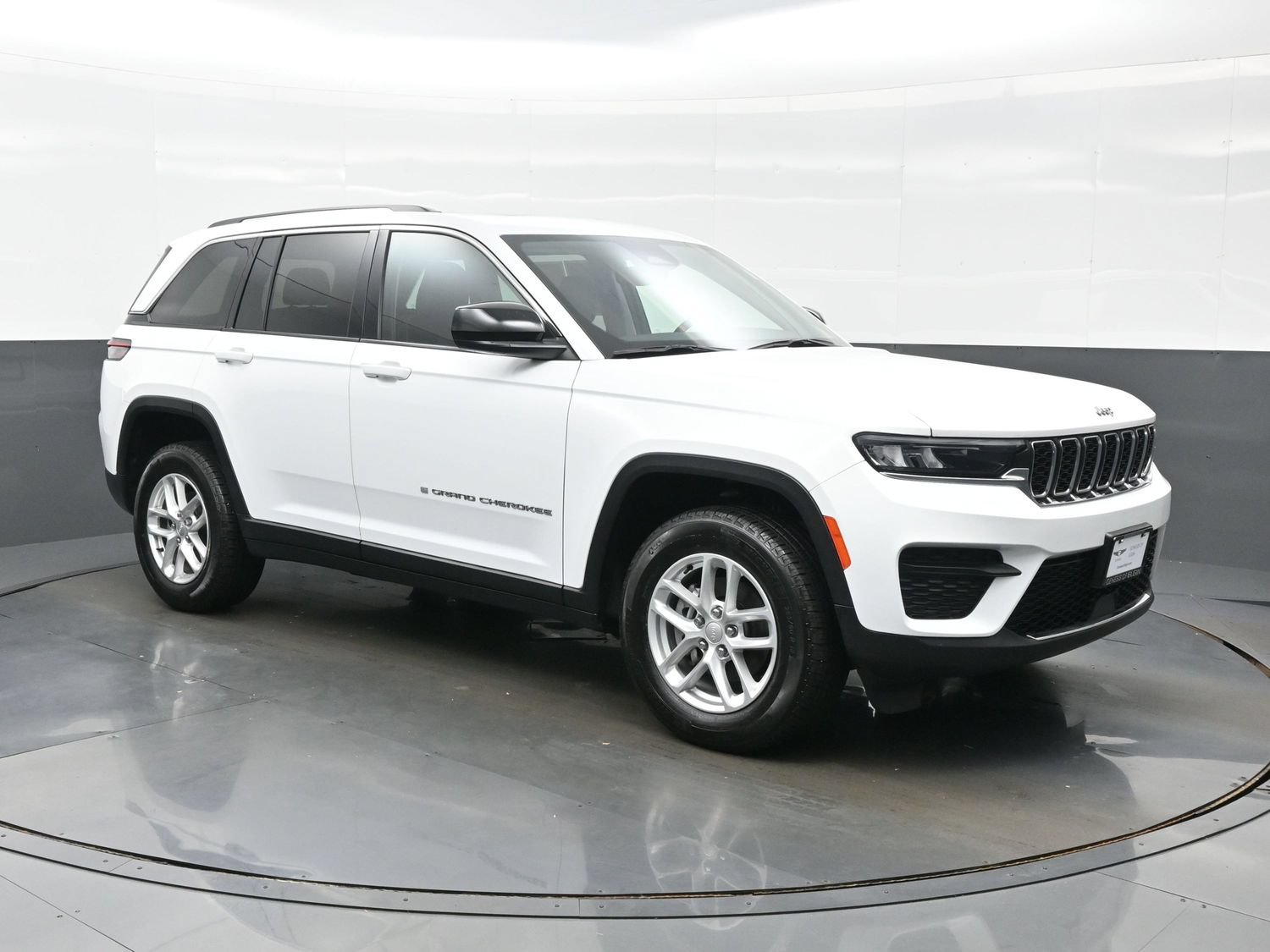 Used 2023 Jeep Grand Cherokee Laredo X AWD/4WD image 8