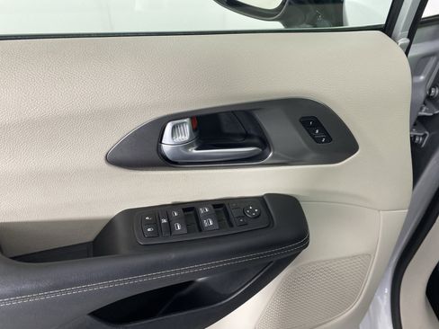 Used 2024 Chrysler Pacifica Touring-L image 14