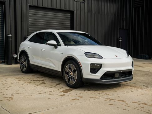 Certified 2025 Porsche Macan Electric image 8