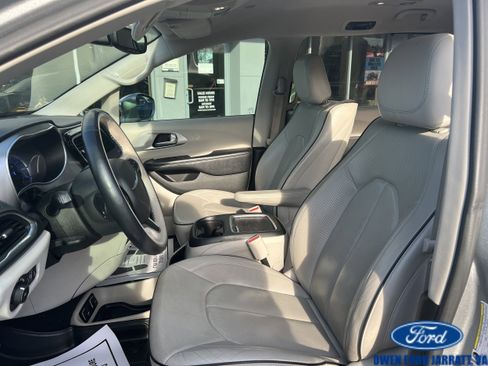 Used 2018 Chrysler Pacifica Limited FWD image 7