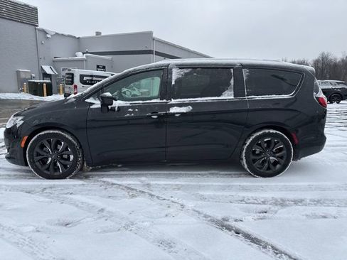 Used 2019 Chrysler Pacifica Touring-L Plus w/ S Appearance Package image 4