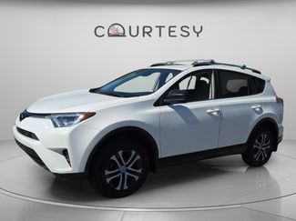 Used 2018 Toyota RAV4 LE video 1