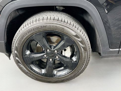 Used 2023 Jeep Grand Cherokee Limited w/ Black Appearance Package AWD/4WD image 34