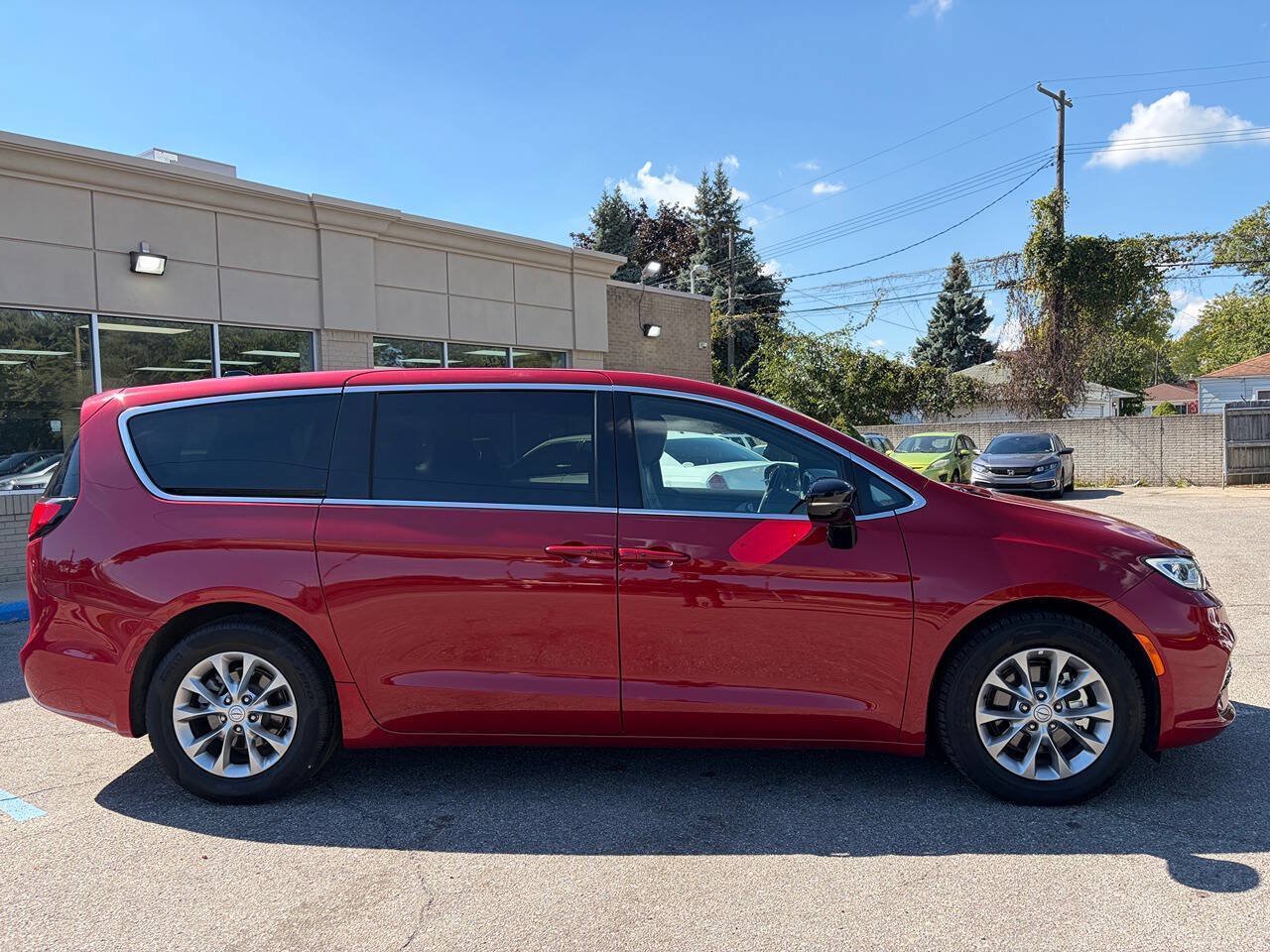 Used 2026 Chrysler Pacifica Limited FWD image 4