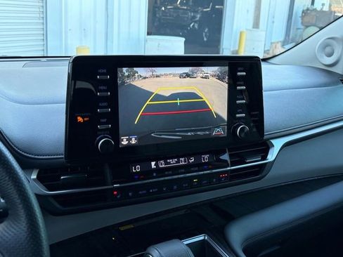 Used 2022 Toyota Sienna Limited image 10