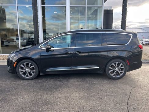Used 2017 Chrysler Pacifica Limited image 4