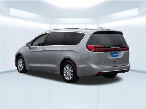 Used 2021 Chrysler Pacifica Touring-L FWD image 4