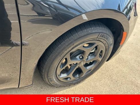 Used 2024 Chrysler Pacifica Premium FWD image 18