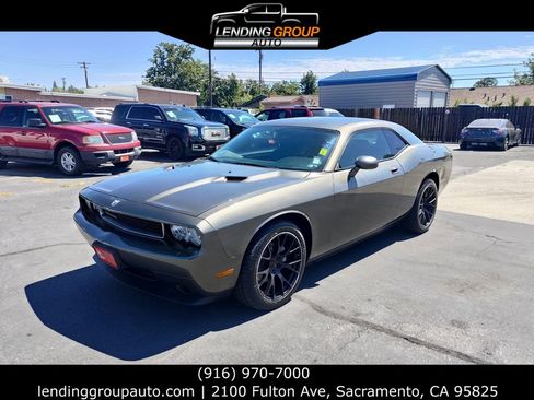 Used 2010 Dodge Challenger SE image 1