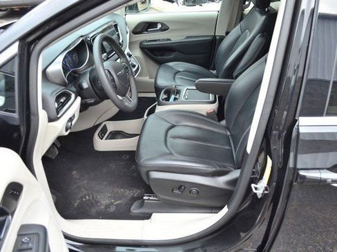 Used 2023 Chrysler Pacifica Touring-L image 17