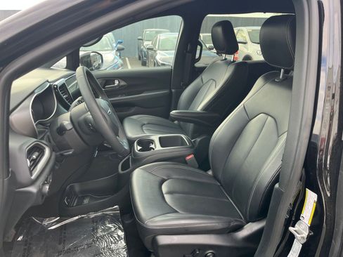Used 2025 Chrysler Pacifica Select FWD image 39