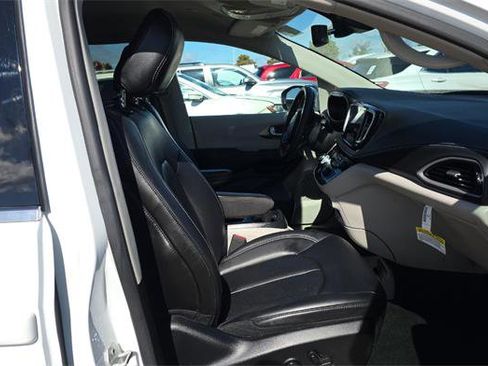 Used 2023 Chrysler Pacifica Touring-L w/ Uconnect Theater Family Group image 3