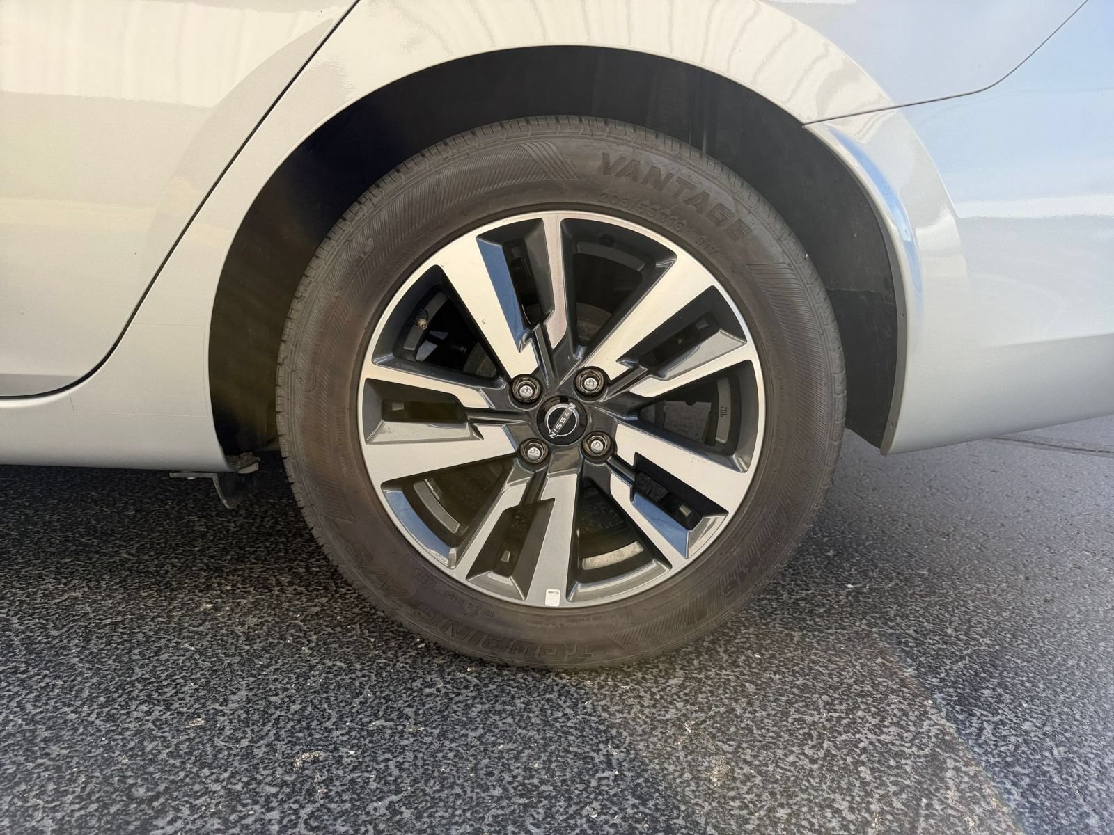 Used 2025 Nissan Versa SV FWD image 27