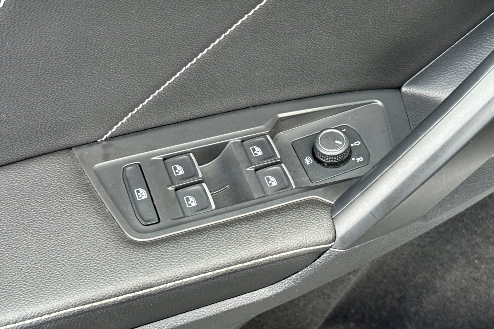 Used 2023 Volkswagen Tiguan SE R-Line FWD image 14