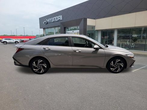 Certified 2025 Hyundai Elantra SEL FWD image 2