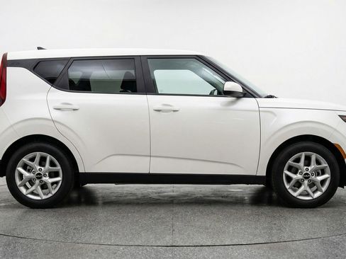 Used 2025 Kia Soul LX w/ LX Technology Package FWD image 11