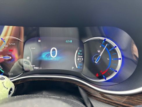 Used 2023 Chrysler Pacifica Pinnacle image 4