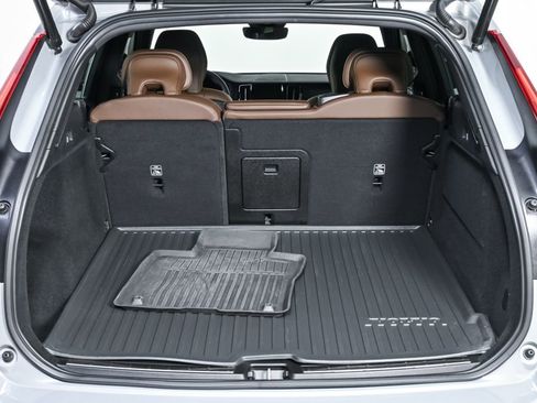 Certified 2024 Volvo XC60 B5 Plus w/ Climate Package AWD/4WD image 32