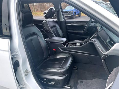 Used 2023 Jeep Grand Cherokee L Limited w/ Black Appearance Package image 11