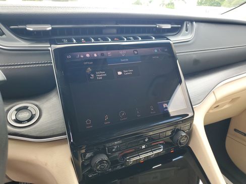 Used 2022 Jeep Grand Cherokee L Limited image 19