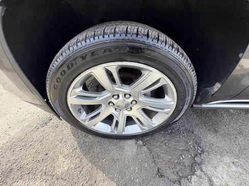 Used 2015 Cadillac Escalade Premium image 40