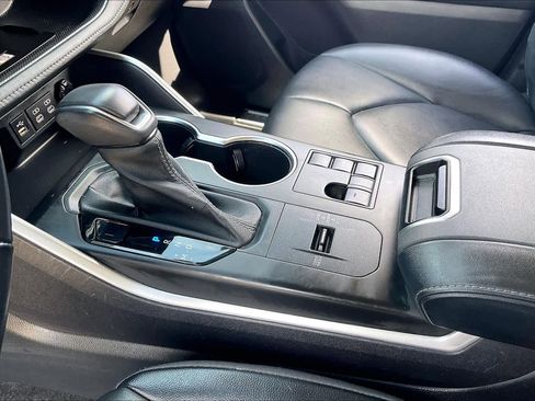 Used 2023 Toyota Highlander XLE image 17