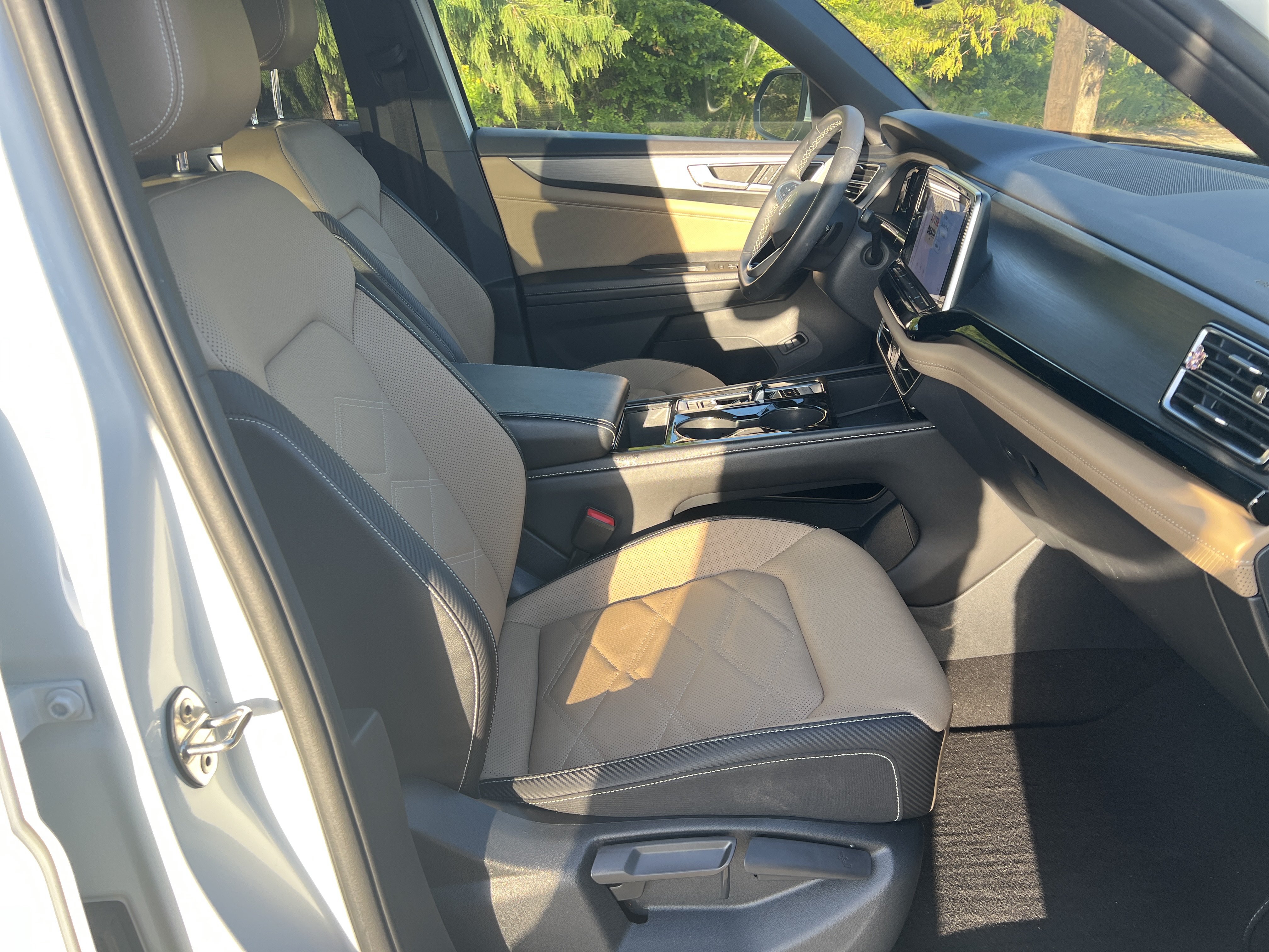 Used 2024 Volkswagen Atlas Cross Sport SE w/ Panoramic Sunroof Package FWD image 26