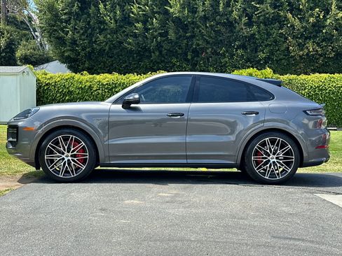 Certified 2025 Porsche Cayenne Turbo AWD/4WD image 2