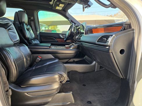 Used 2019 Lincoln Navigator Reserve image 28