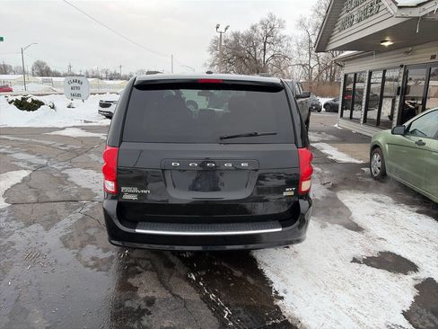 Used 2018 Dodge Grand Caravan SXT image 2