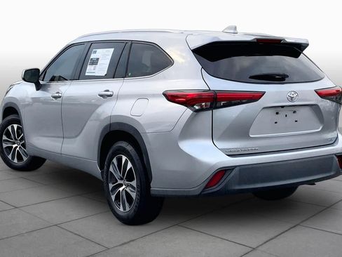 Used 2022 Toyota Highlander XLE FWD image 12