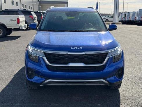 Used 2023 Kia Seltos EX image 2