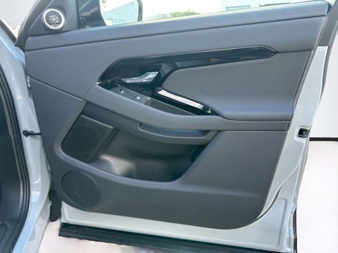 Used 2025 Land Rover Range Rover Evoque S image 32