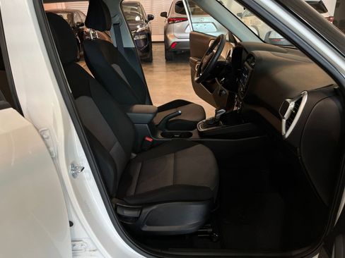 Used 2025 Kia Soul LX w/ LX Technology Package FWD image 35