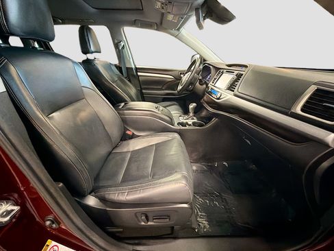 Used 2018 Toyota Highlander XLE AWD/4WD image 35