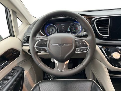 Used 2023 Chrysler Pacifica Limited image 11