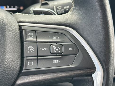 Used 2022 Jeep Grand Cherokee Limited image 36