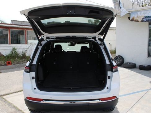 Used 2025 Jeep Grand Cherokee Limited image 32