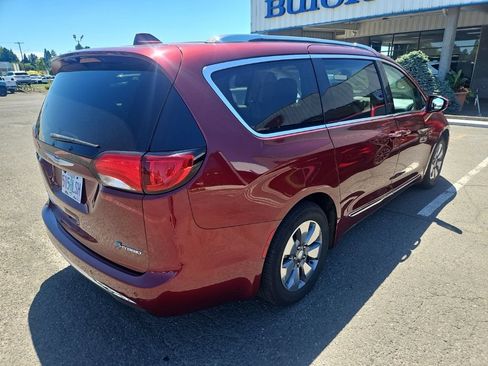 Used 2018 Chrysler Pacifica Limited FWD image 8