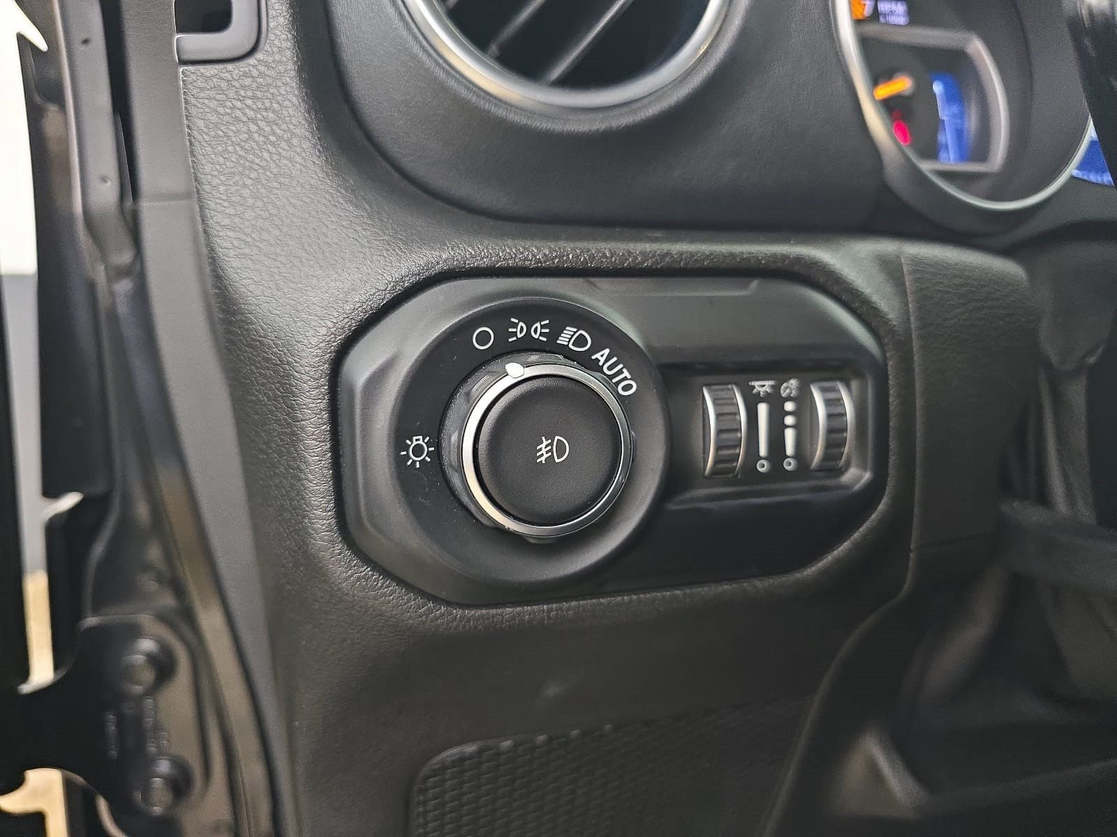 Used 2019 Jeep Wrangler Unlimited Sahara AWD/4WD image 35